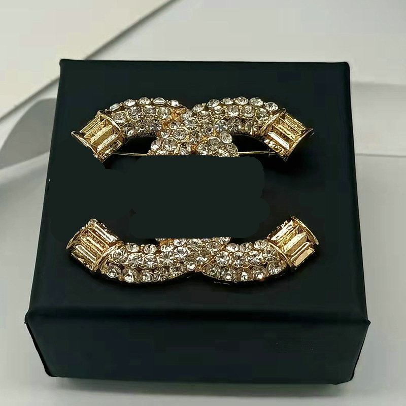Luxury Letter Brand Designer Letter Brooches Fashion Pin Pearl Brooches Crystal Jewelry Accessorie Wedding Gift