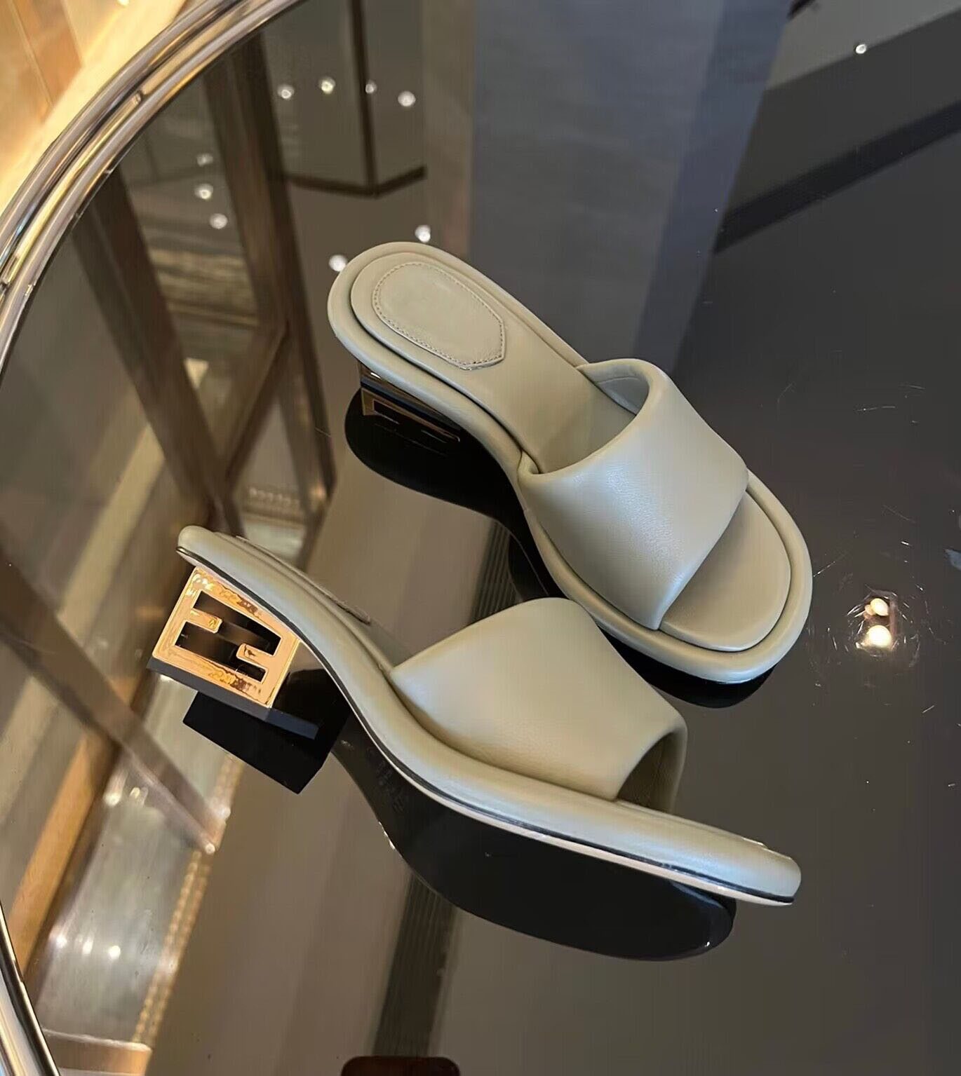 Summer 2023 Brand F-Baguette Sandals Shoes Women Wide-band Nappa Leather Slides Sculptural Heel Slip On Mules Comfort Walking EU35-43 Original BOX
Summer 2023 Brand F-Baguette Sandals Shoes Women Wide-band Nappa Leather Slides Sculptural Heel Slip On Mules Comfort Walking EU35-43 Original BOX