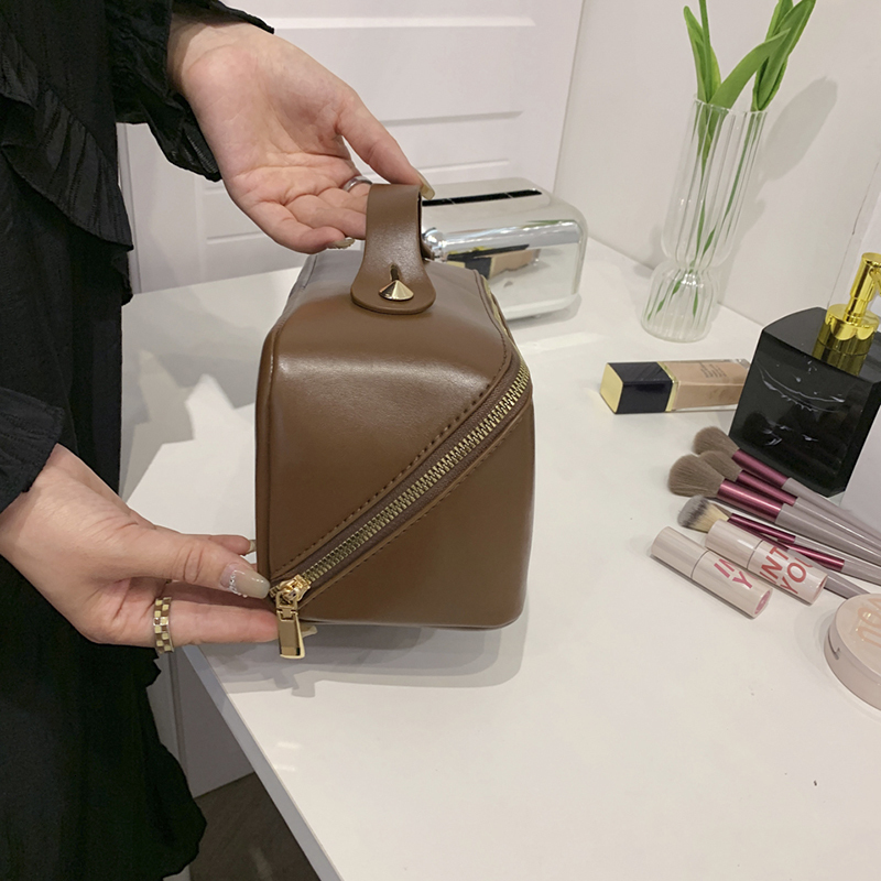 Cosmetic Bags Cases Womens Crazy Horse Male Toiletry High quality Leather Vintage Wash Make Up Travel Organizer 230421