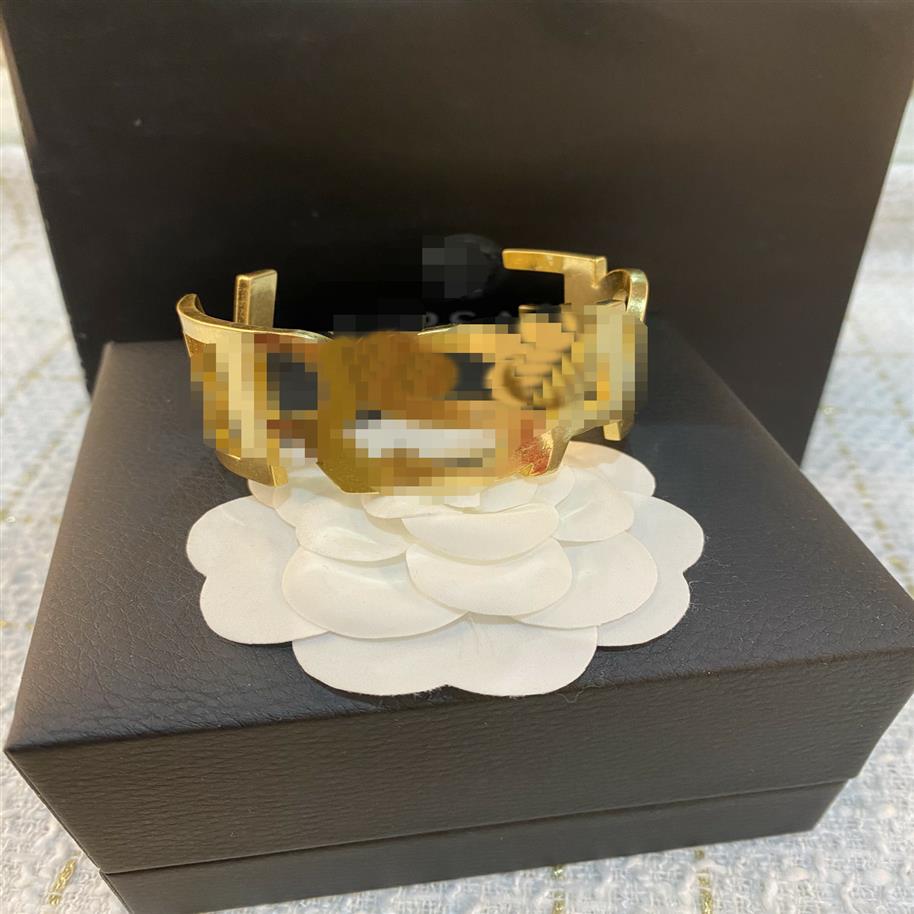Luxury Open Bracelets ancient Greek pattern Cuff Bangle Banshee Medusa Head Portrait 18K Gold Plated Women's Bangle Jewelry F295E
Luxury Open Bracelets ancient Greek pattern Cuff Bangle Banshee Medusa Head Portrait 18K Gold Plated Women's Bangle Jewelry F295E