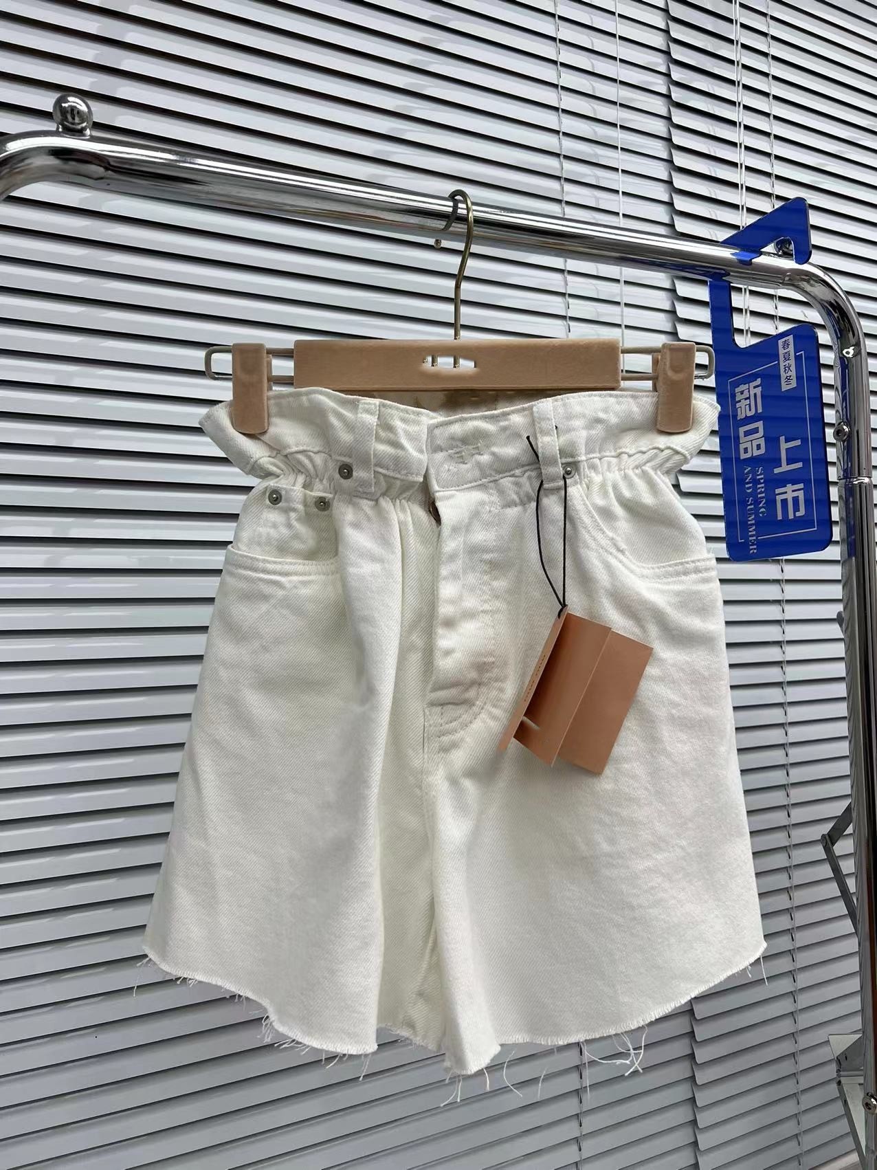 Women's Shorts European designer designs new spring/summer 23 flower bud white denim shorts, Ivory
Women's Shorts European designer designs new spring/summer 23 flower bud white denim shorts, Ivory