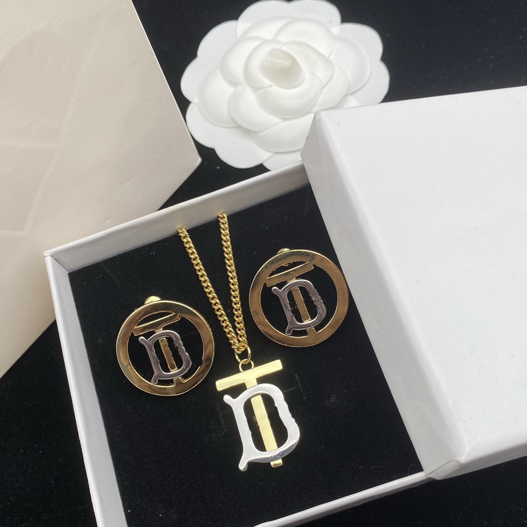 Simplicity Classics two-tone Letter Pendants Designed Necklace Bracelet Earrings Set Men's Non-fading Women's Gifts Designer Jewelry BBS9, Same picture
Simplicity Classics two-tone Letter Pendants Designed Necklace Bracelet Earrings Set Men's Non-fading Women's Gifts Designer Jewelry BBS9, Same picture