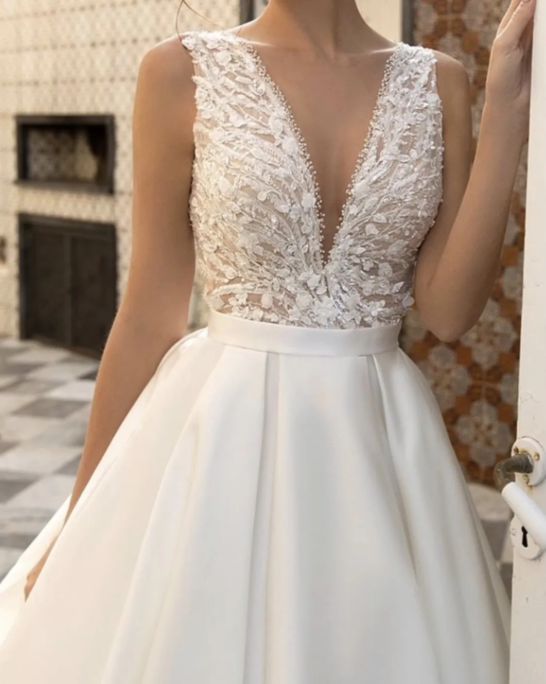 2024 Elegant A Line Satin Wedding Dress Lace Appliques Beaded Sleeveless Long Bridal Gowns V-Neck Empire Waist Classic White Bride Dresses Court Train