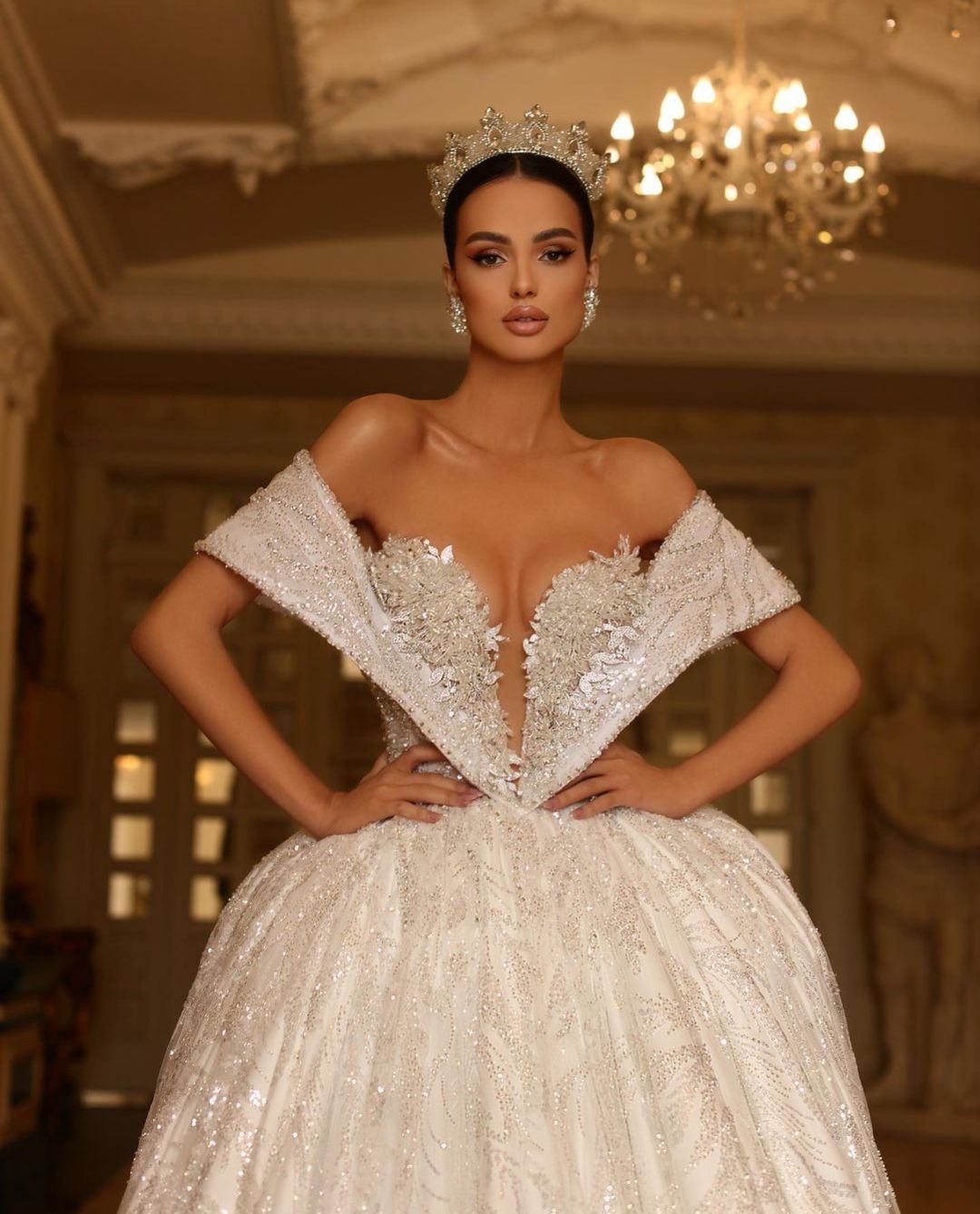 Elegant Ball Gown Wedding Dresses Sleeveless V Neck Off Shoulder Sequins Applique Lace Ruffles Bridal Gowns Beads Formal Dress Plus Size Custom Made V