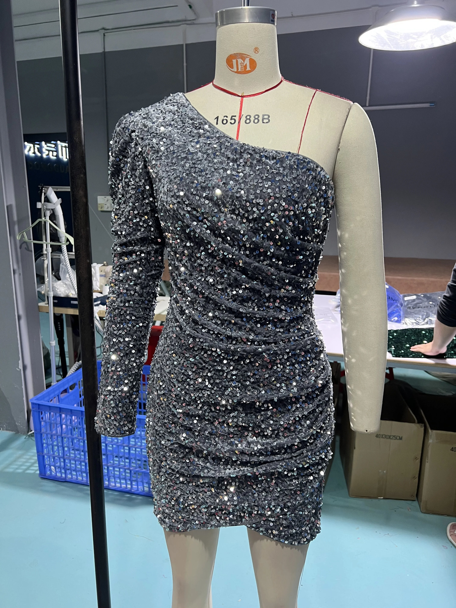 Basic Casual Dresses Yissang Elegant Dress Black One Shoulder Sexy Cocktail Summer Fashion Irregular Sleeveless Sequin For Party 231123