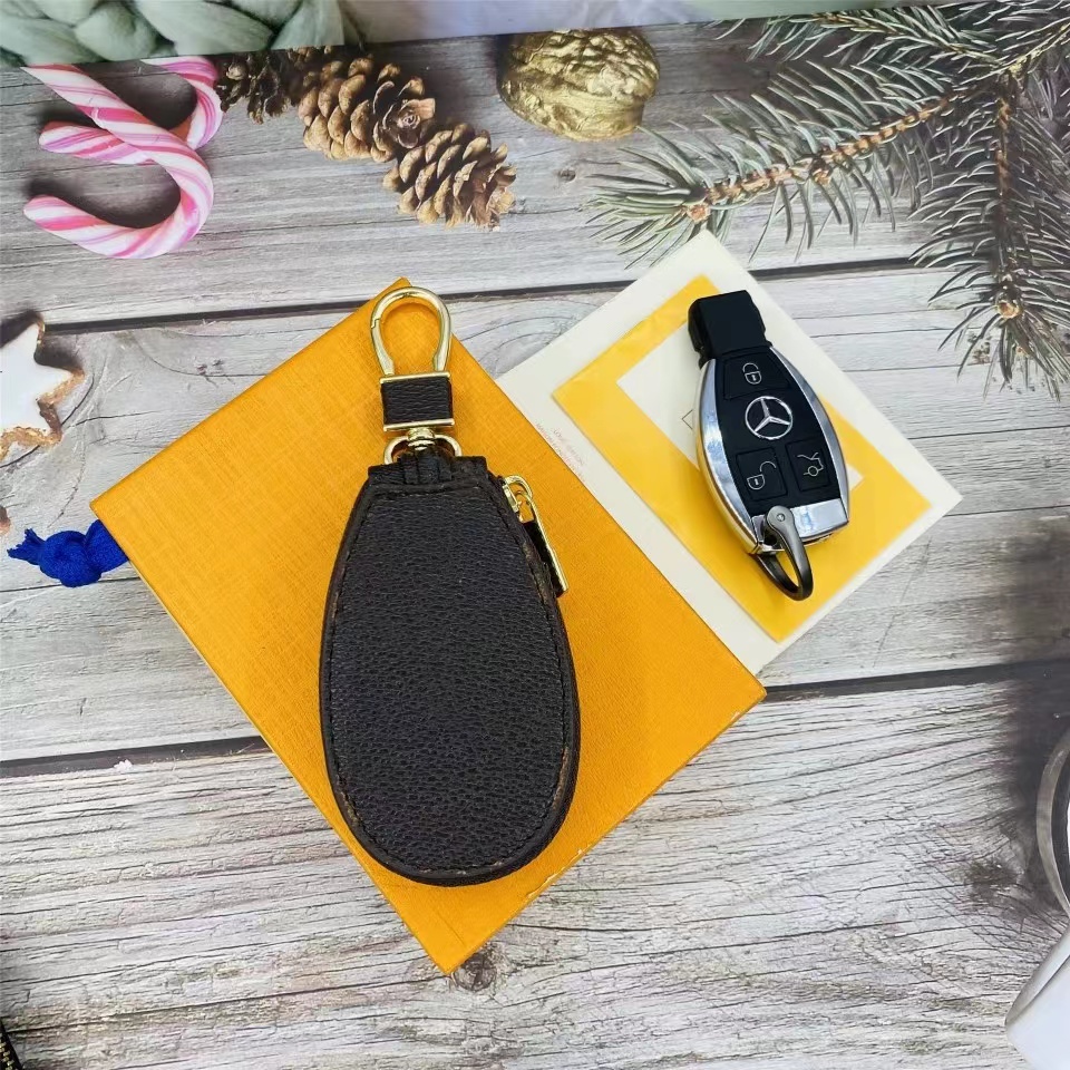 Car Keys Bag Keychains Rings Brown Flower Plaid PU Leather Gold Metal Keyrings Holder Pendant Charms Fashion Design Pouches Jewelry Gifts
Car Keys Bag Keychains Rings Brown Flower Plaid PU Leather Gold Metal Keyrings Holder Pendant Charms Fashion Design Pouches Jewelry Gifts
