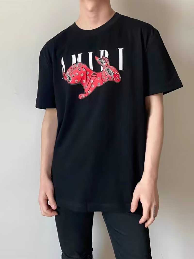 Designer Fashion Clothing Tees Tshirt Amiiri 23ss Classic Letter Rabbit Pattern Printing Men Women's Casual Versatile Short Sleeve T-shirt Trend Luxury Casual Tops, Black
Designer Fashion Clothing Tees Tshirt Amiiri 23ss Classic Letter Rabbit Pattern Printing Men Women's Casual Versatile Short Sleeve T-shirt Trend Luxury Casual Tops, Black