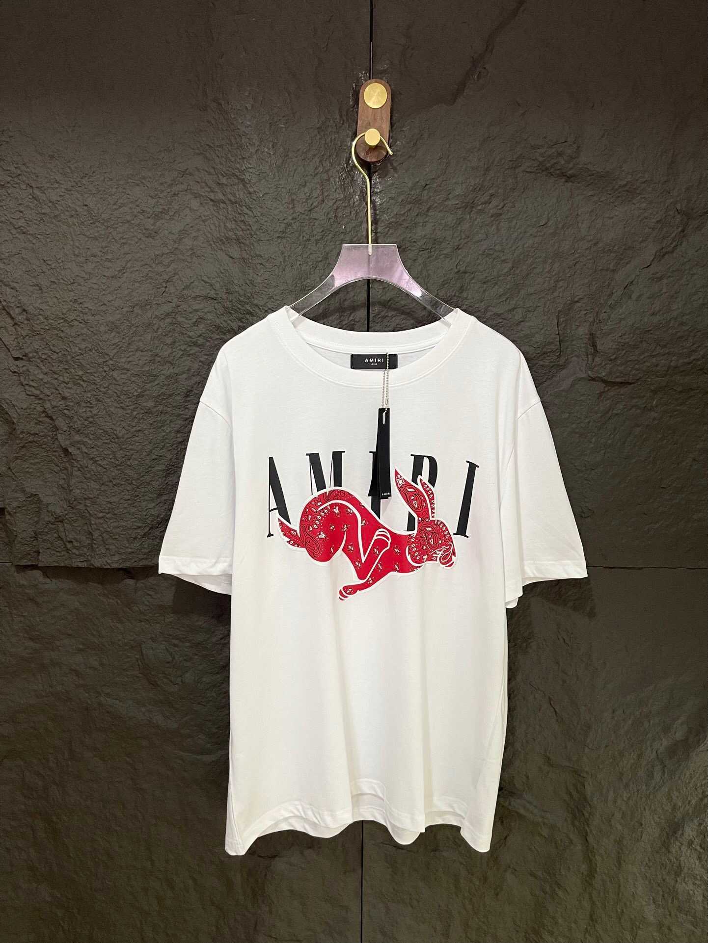 Designer Fashion Clothing Tees Tshirt Amiiri Summer Short Sleeve Top Round Neck Cotton Versatile Casual Rabbit Pattern Letter Print T-shirt Luxury Casual Tops, Paragraph 1
Designer Fashion Clothing Tees Tshirt Amiiri Summer Short Sleeve Top Round Neck Cotton Versatile Casual Rabbit Pattern Letter Print T-shirt Luxury Casual Tops, Paragraph 1