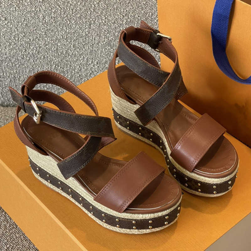 Fashion Wedge Sandal Women Designer Sandals Espadrilles 9.5 CM High Heel Natural Perforated Calf Leather Lady Slides Outdoor Shoes With Box NO374
Fashion Wedge Sandal Women Designer Sandals Espadrilles 9.5 CM High Heel Natural Perforated Calf Leather Lady Slides Outdoor Shoes With Box NO374