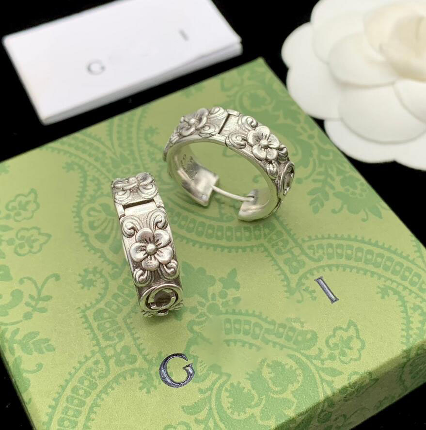 Classic Siilver Hoop Earrings Flower Interlocking Letter Pendant Studs Retro Designer Eardrops for Women Lovers Gift Jewelry
Classic Siilver Hoop Earrings Flower Interlocking Letter Pendant Studs Retro Designer Eardrops for Women Lovers Gift Jewelry