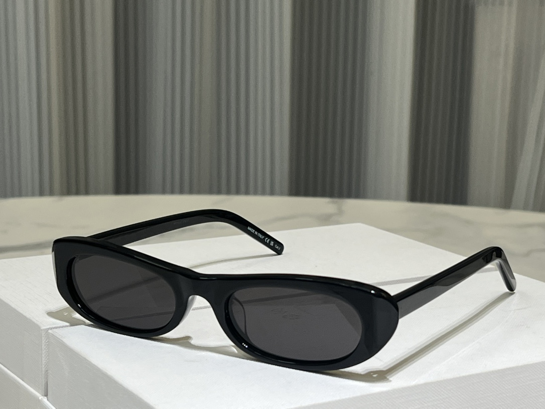 557 Black/Black Narrow Sunglasses for Women Shade Fashion Designer Sunglasses Sunnies gafas de sol Sonnenbrille Sun Shades UV400 with Box
557 Black/Black Narrow Sunglasses for Women Shade Fashion Designer Sunglasses Sunnies gafas de sol Sonnenbrille Sun Shades UV400 with Box