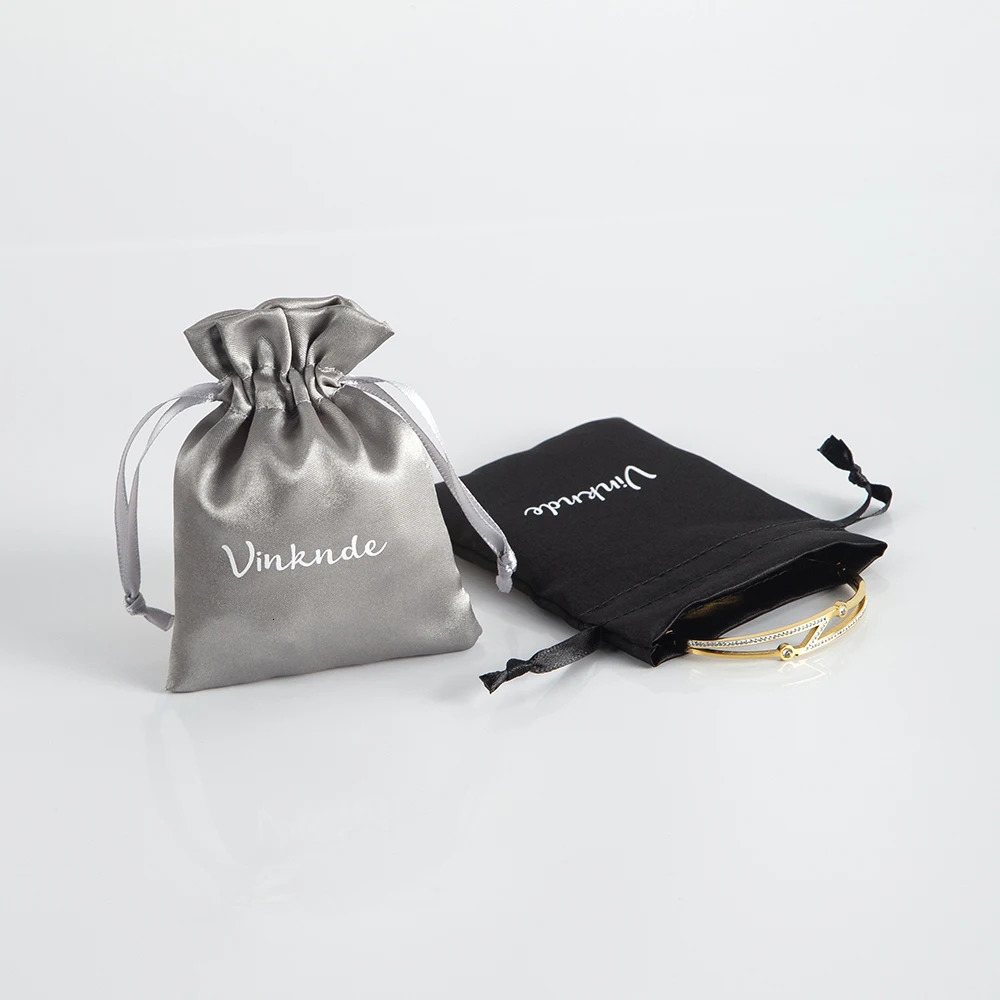 Pendant Necklaces 100pcs Dust Bags Custom Silk Satin Gift Bag Smooth Cloth Ring Bracelet Earphone Jewelry Storage Packing Drawstring Pouches 231123