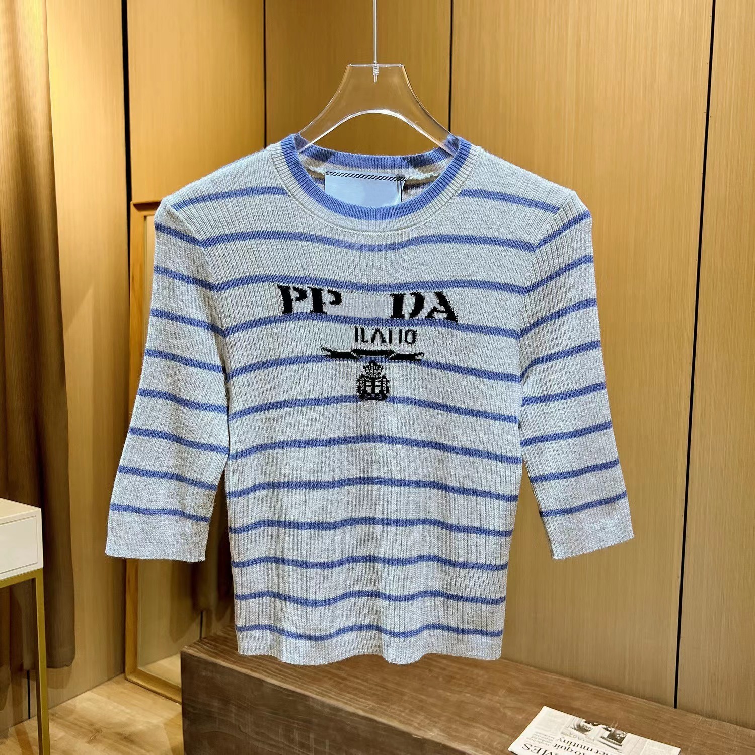 Women' T Shirt designer tshirt Women shirts Tops Short Sleeve Tees Fashion Round neck blue stripe classic print Sunscreen Top womens clothes, Gray
Women' T Shirt designer tshirt Women shirts Tops Short Sleeve Tees Fashion Round neck blue stripe classic print Sunscreen Top womens clothes, Gray