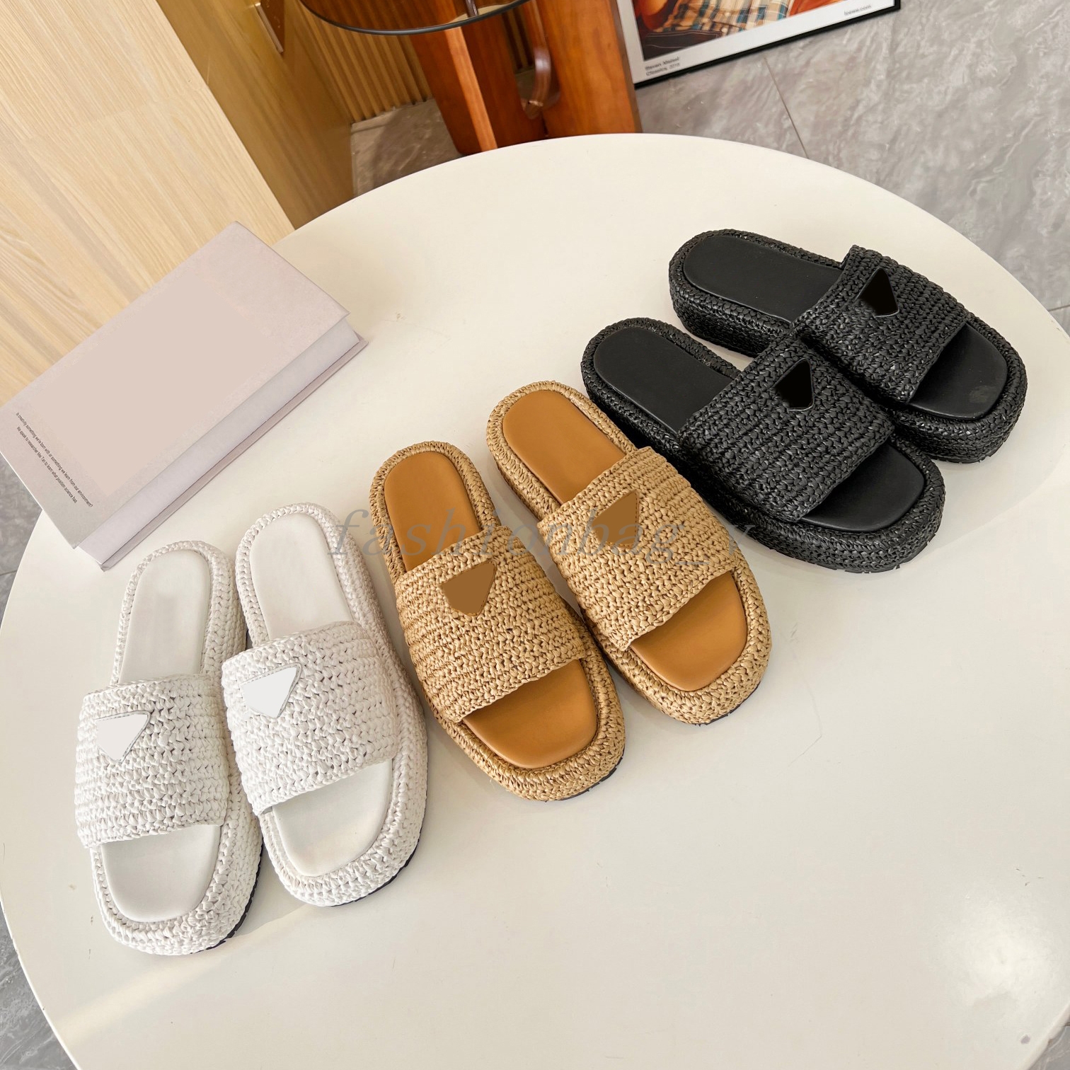 Designer Sandals Women Slippers Vine Woven Thick Sole Shoes Soft Sole Summer Outdoor Beach Sandal Solid Color Matching Classic Style
Designer Sandals Women Slippers Vine Woven Thick Sole Shoes Soft Sole Summer Outdoor Beach Sandal Solid Color Matching Classic Style