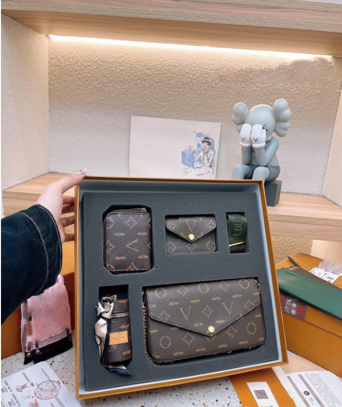 Exclusive Designer Shoulder bag Crossbody 23x13cm Luxury Messenger tote bag wallet favorite purse 3 piece set chain Classic Gift box included, Original box
Exclusive Designer Shoulder bag Crossbody 23x13cm Luxury Messenger tote bag wallet favorite purse 3 piece set chain Classic Gift box included, Original box