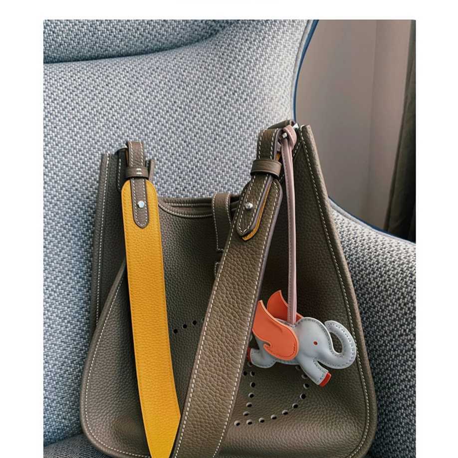 Designer Herms Bags Evelyns Handbags High order genuine leather Evelyne 29 TC top layer cowhide wide shoulder strap single diagonal cross womens large bag, Large gray head layer cowhide
Designer Herms Bags Evelyns Handbags High order genuine leather Evelyne 29 TC top layer cowhide wide shoulder strap single diagonal cross womens large bag, Large gray head layer cowhide
