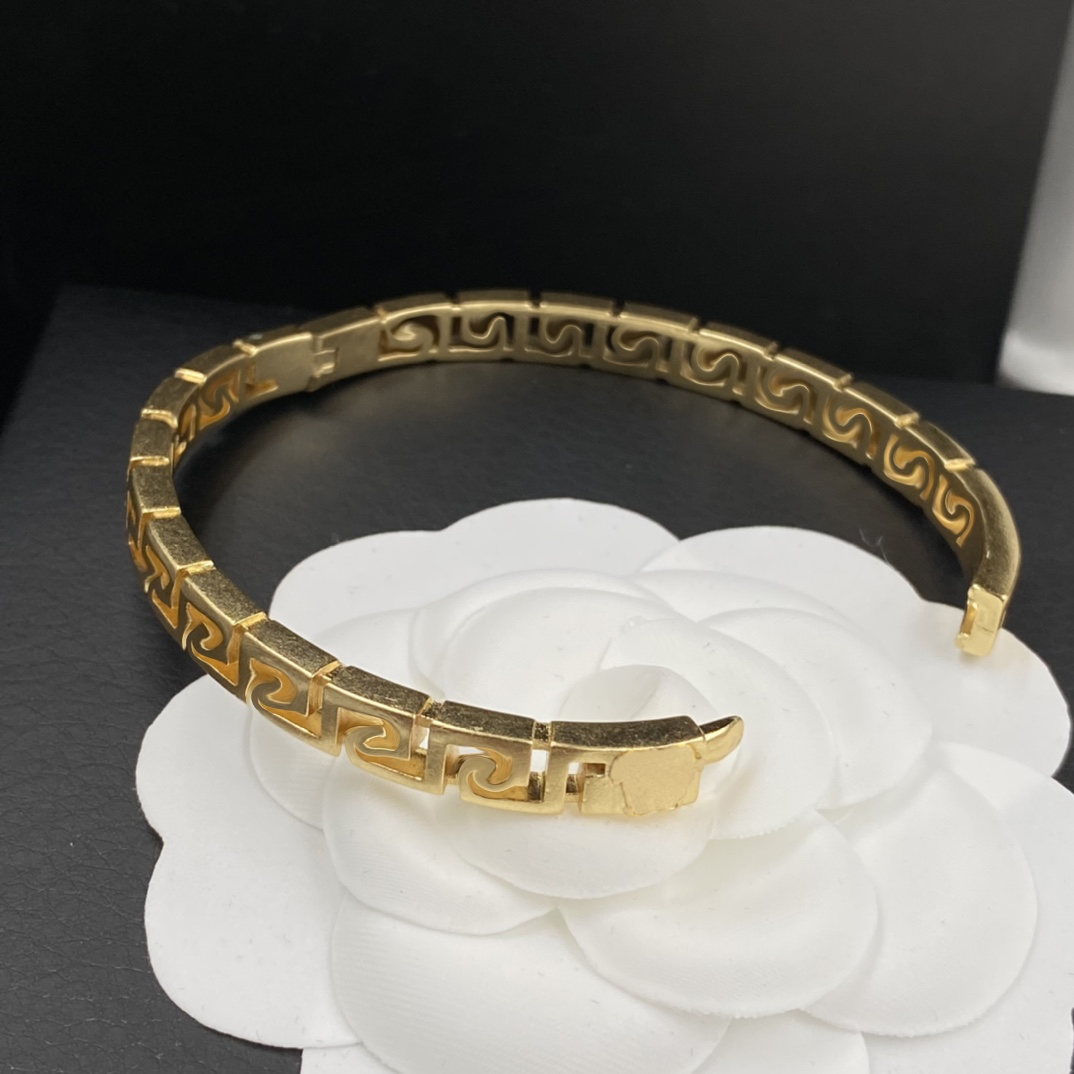 2025 High Quality Designer Designer Luxury Jewelry Medusa Plated Bangle & Earrings Set Gold Buckle Bracelet Fashion Jewelry Men And Women Bracelets