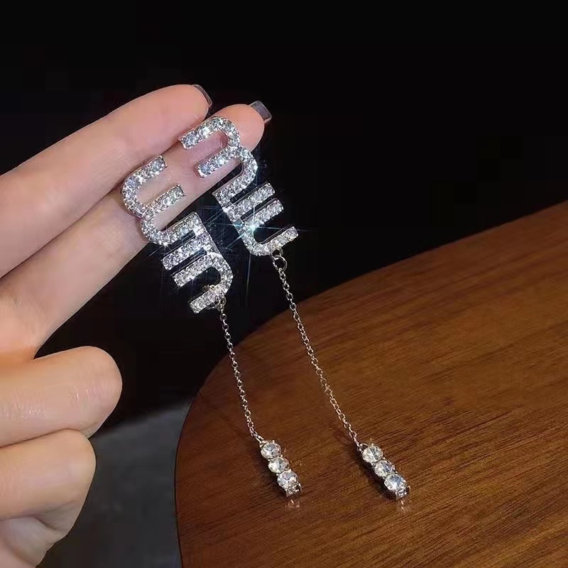 Miu letter studded diamond earrings, flashy and flashy, new trendy and long style tassel earrings, women's earrings
Miu letter studded diamond earrings, flashy and flashy, new trendy and long style tassel earrings, women's earrings
