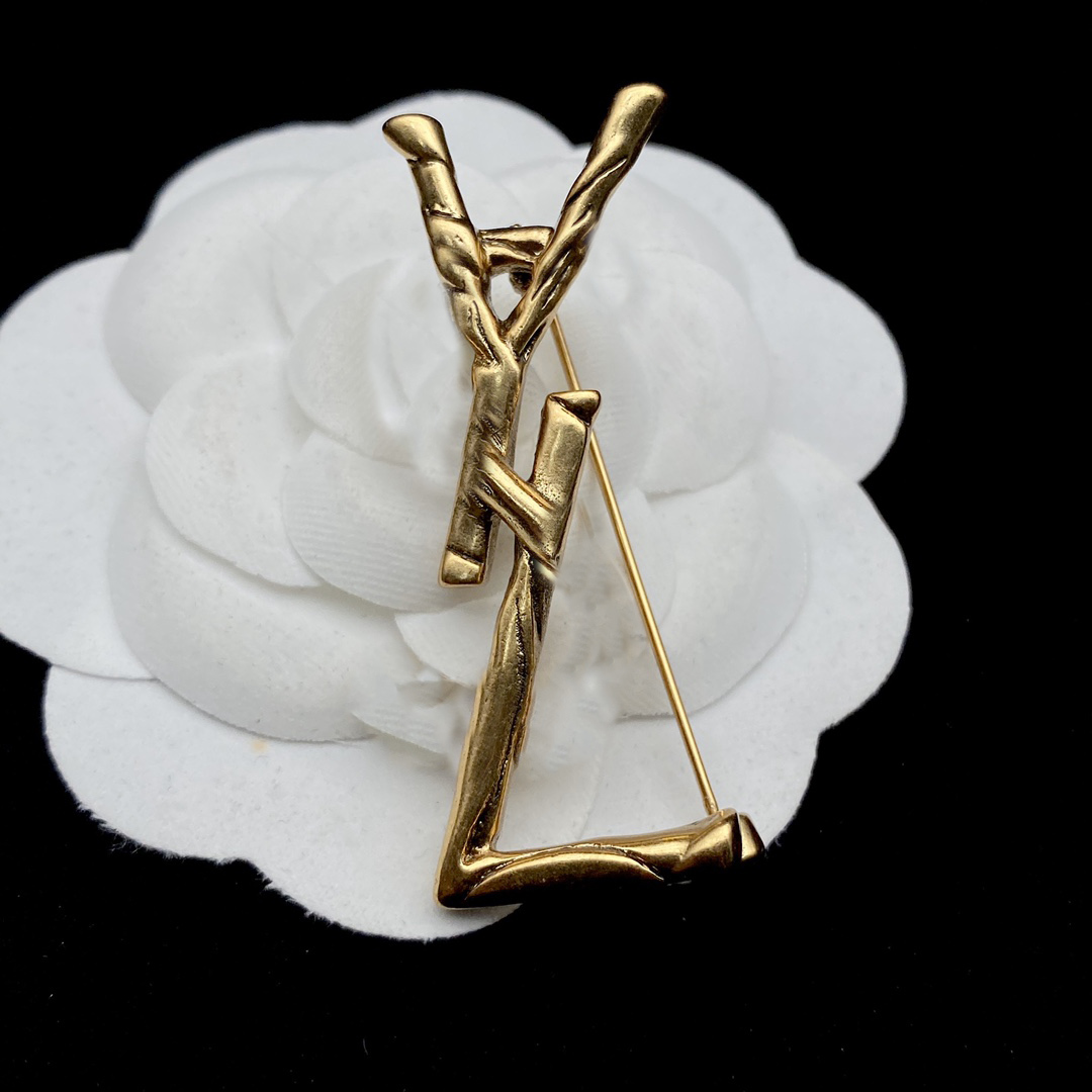 High-grade brooch for women designer, vintage luxury bronze suit decorative pins, the best choice of gift for teachers
High-grade brooch for women designer, vintage luxury bronze suit decorative pins, the best choice of gift for teachers