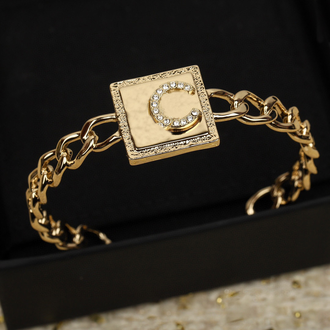 2023 Luxury quality Charm opened bangle with diamond in 18k gold plated have box stamp PS7891A
2023 Luxury quality Charm opened bangle with diamond in 18k gold plated have box stamp PS7891A