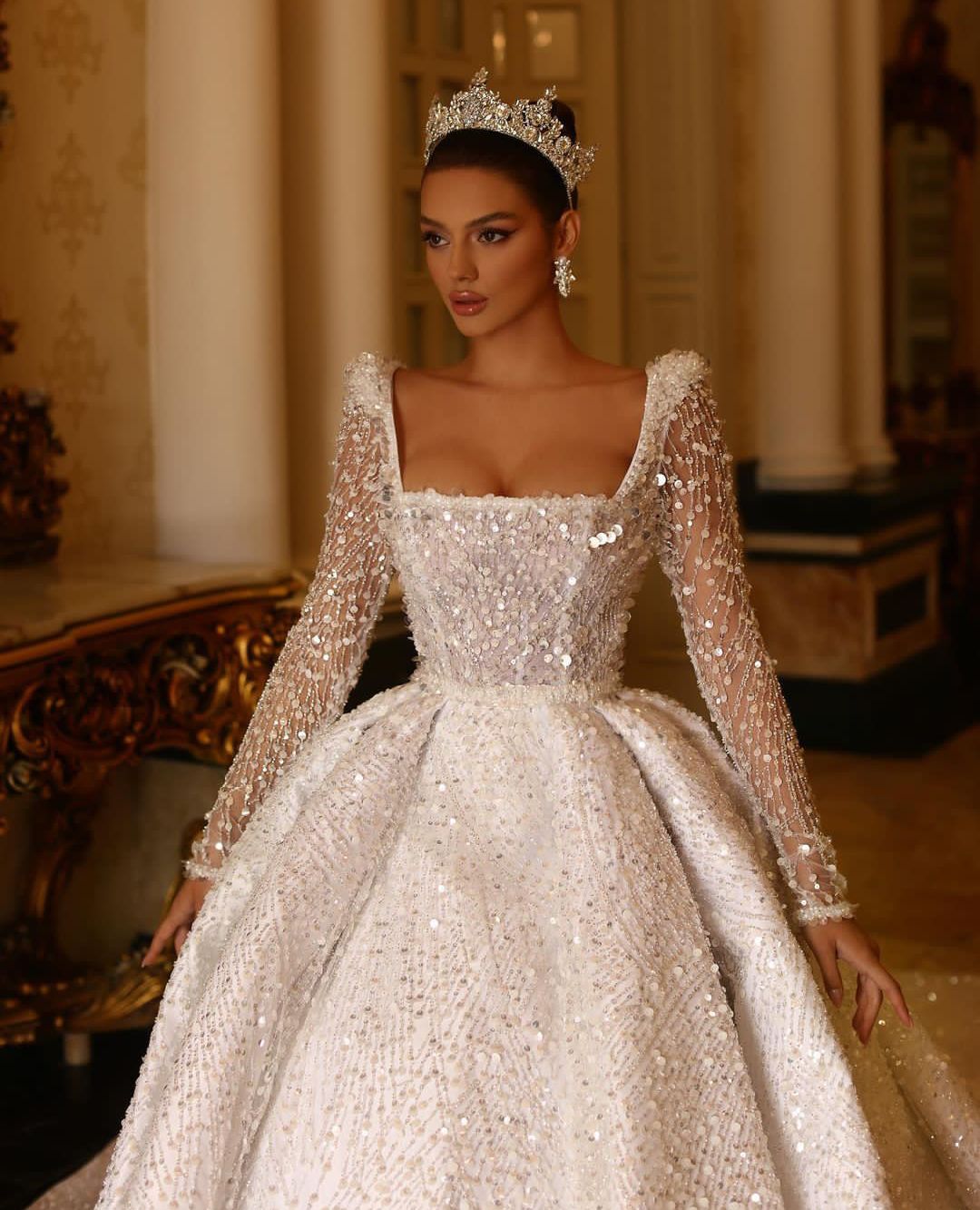 Stylish Ball Gown Wedding Dresses Bateau Long Sleeves Sequins Appliques Beaded Floor Length Ruffles 3D Lace Diamodns Pearls Bridal Gowns Plus Size Ves