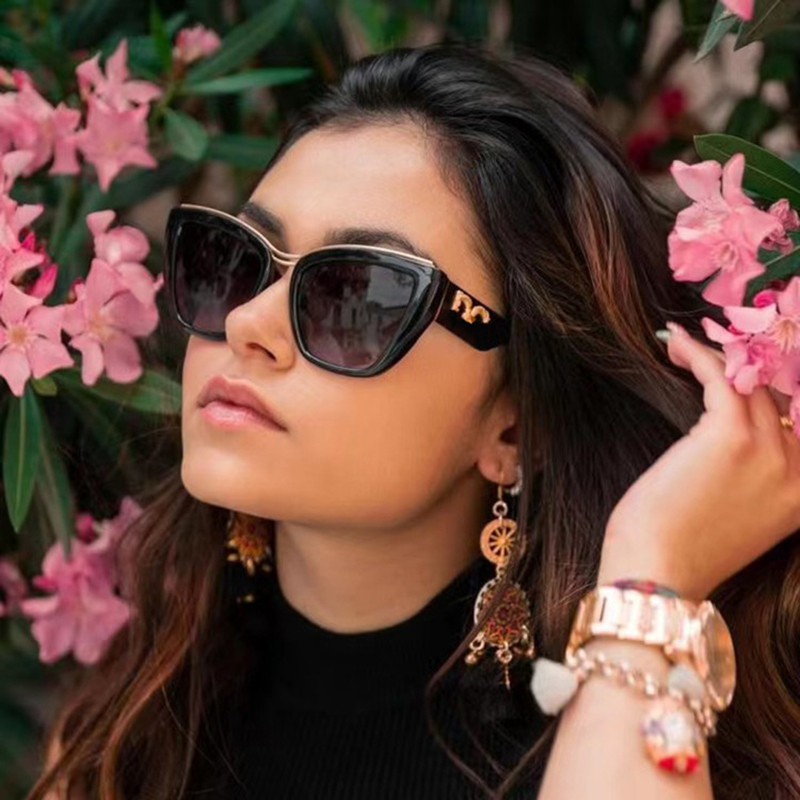 High Quality Luxury Designer Sunglasses Fashion Sunglasses for Women Traveling Sunglasses Fashion Full Frame Eyeglasses Square Frame Eyewear with Box
High Quality Luxury Designer Sunglasses Fashion Sunglasses for Women Traveling Sunglasses Fashion Full Frame Eyeglasses Square Frame Eyewear with Box