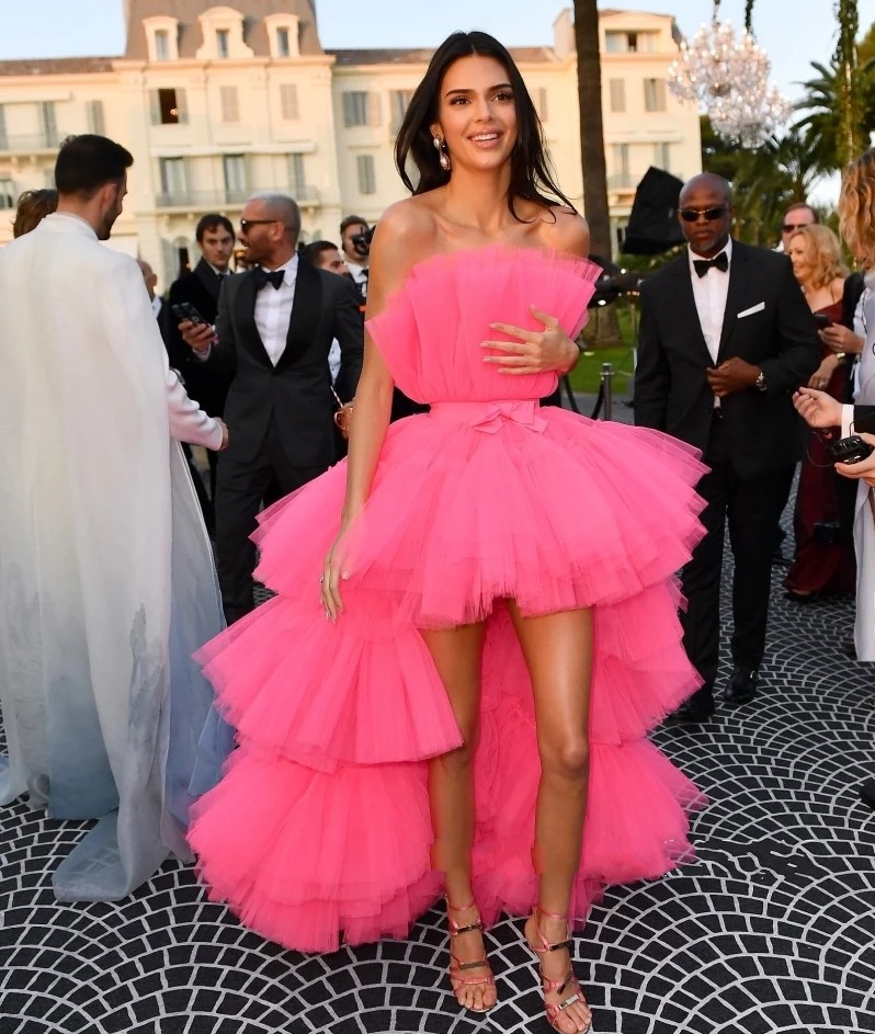 2024 New Short Front Long Back Celebrity Prom Dress Strapless Pink Tiered Tulle Evening Party Gowns Princess Graduation Wear Abendkleider Robe De Soir