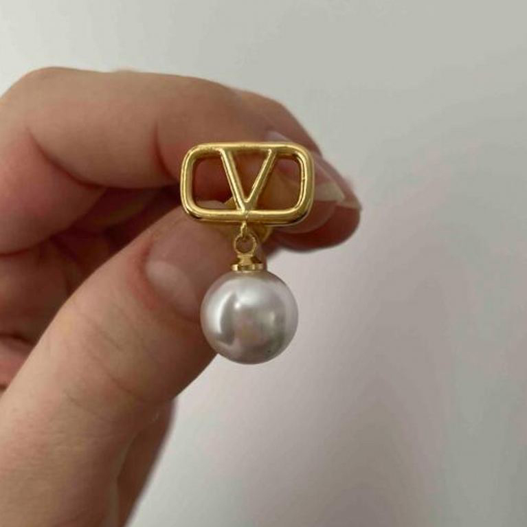 No Box Fashion Jewelry Women Designer Studs White Pearl Pendant Luxury Brass Love Earring
No Box Fashion Jewelry Women Designer Studs White Pearl Pendant Luxury Brass Love Earring