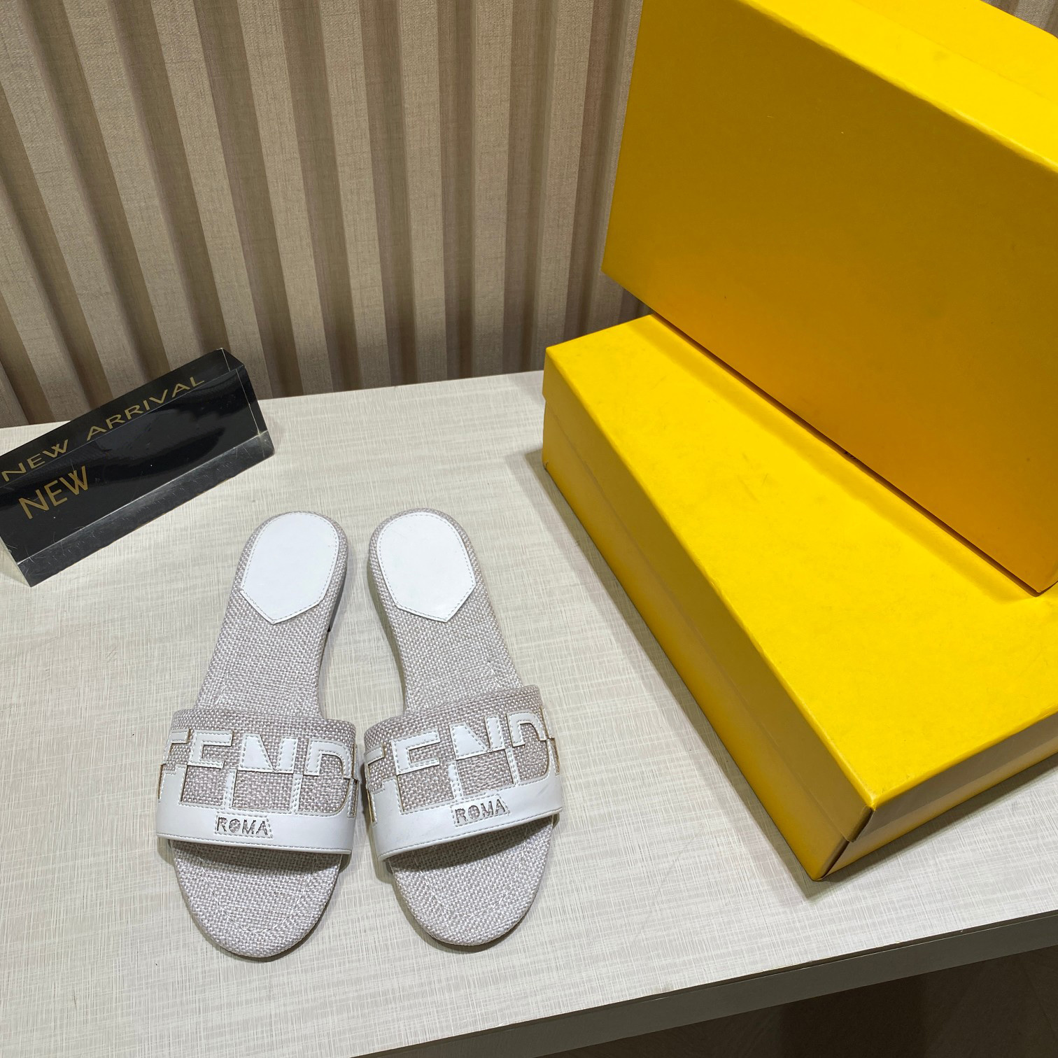 Luxury Women Baguettes Sandals Slippers Cowskin Leather sandals Brand Classic Ladies Summer Beach Vacation Home Party Sandals Casual shoes With Box, Gold 
Luxury Women Baguettes Sandals Slippers Cowskin Leather sandals Brand Classic Ladies Summer Beach Vacation Home Party Sandals Casual shoes With Box, Gold
