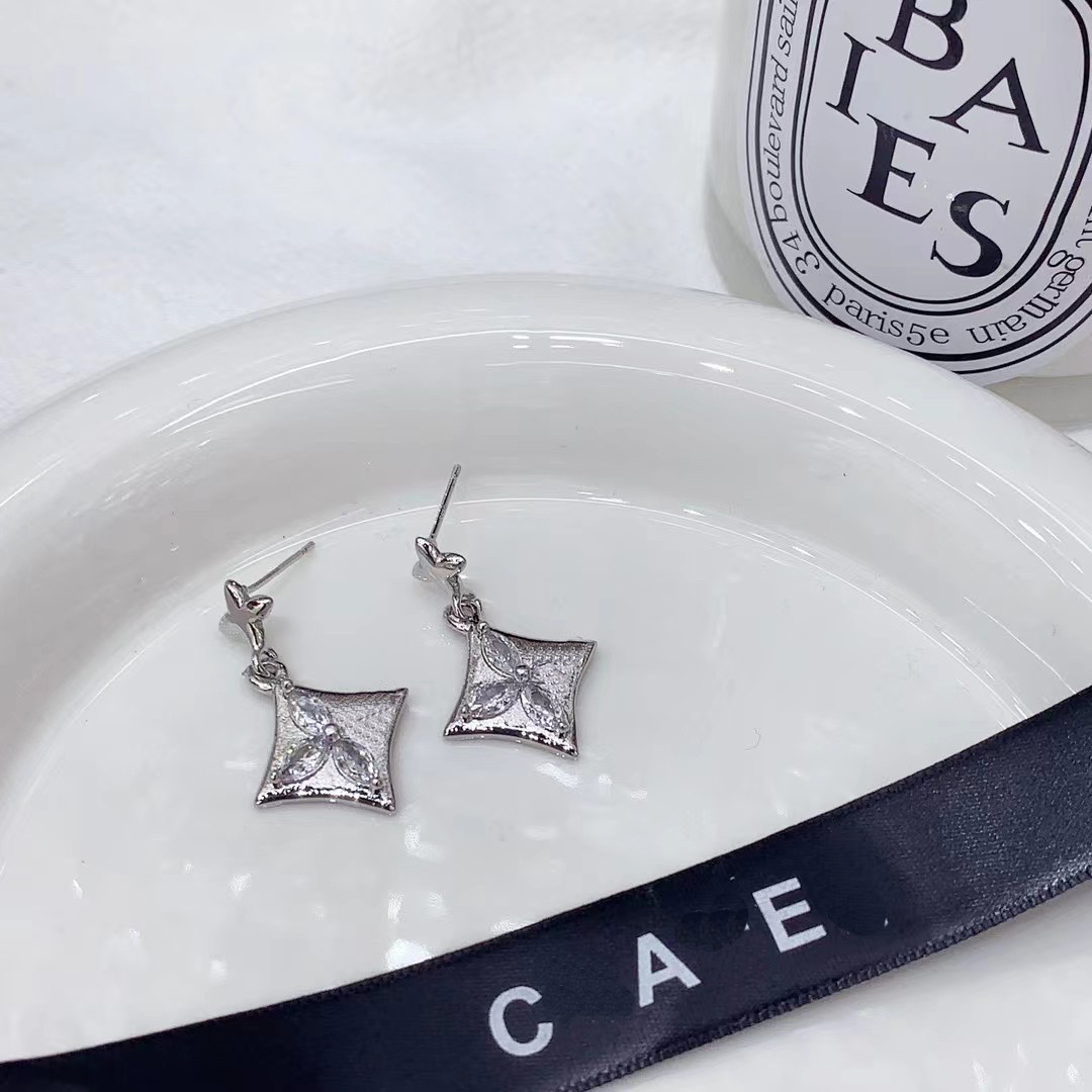 Designer Silver Plated Stud Earrings Women's Love Clover Earrings 18K Gold Plated Diamond Earrings 2023 Luxury Wedding Party Jewelry Gift Accessories Wholesale
Designer Silver Plated Stud Earrings Women's Love Clover Earrings 18K Gold Plated Diamond Earrings 2023 Luxury Wedding Party Jewelry Gift Accessories Wholesale