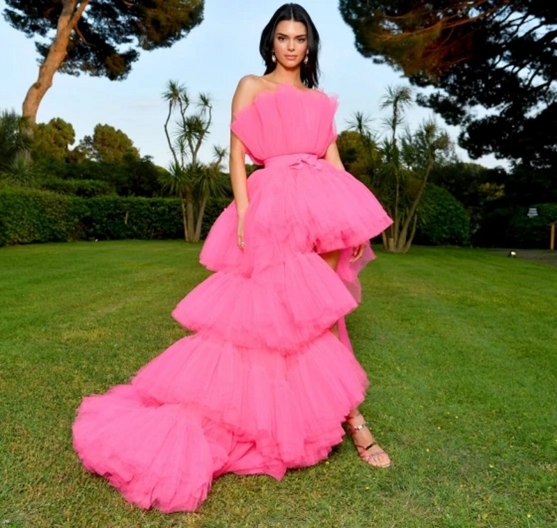 2024 New Short Front Long Back Celebrity Prom Dress Strapless Pink Tiered Tulle Evening Party Gowns Princess Graduation Wear Abendkleider Robe De Soir
