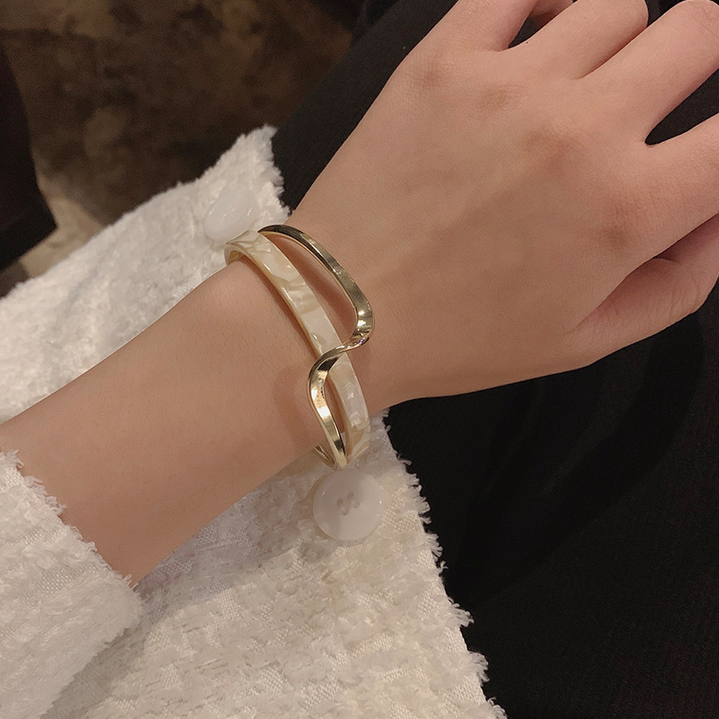 Bangle Simple White Shellfish Board Bend Metal Geometric Overlap Acetic Resin Open for Women Girls Jewellery 230424