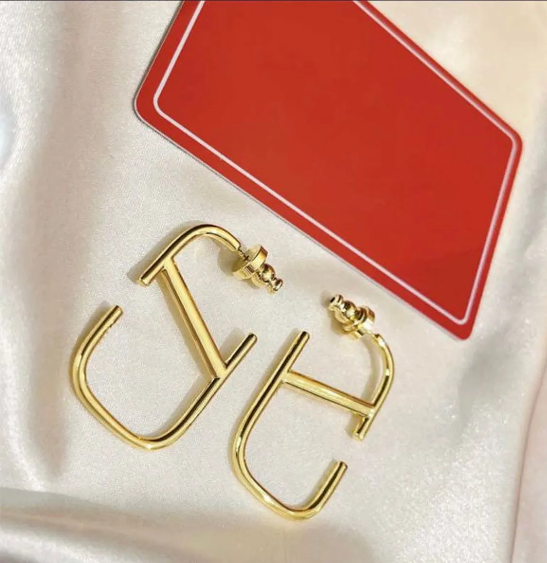 Fashion Designer Earring Letter V Stud Earing Luxury Women Lady Hoop Jewelry Metal Valentinoity Earring With Box
Fashion Designer Earring Letter V Stud Earing Luxury Women Lady Hoop Jewelry Metal Valentinoity Earring With Box