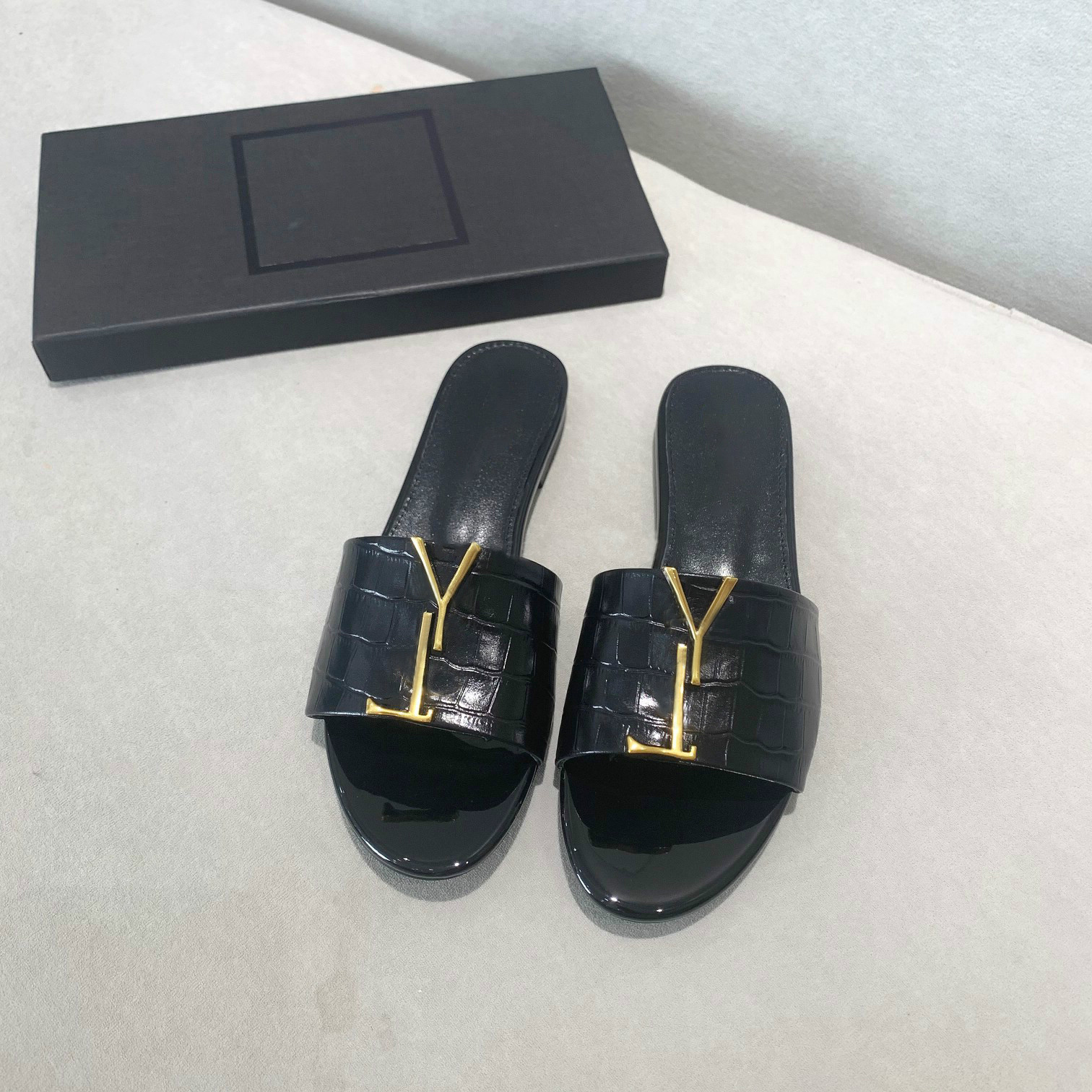 2023 Women luxury designer Slippers brand Sandals Shoes Summer Fashion Wide Flip Flops slipper high quality hot selling classic Lady Beach flat heel Slide With Box
2023 Women luxury designer Slippers brand Sandals Shoes Summer Fashion Wide Flip Flops slipper high quality hot selling classic Lady Beach flat heel Slide With Box