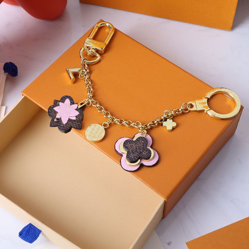 Golden keychain for car key women bag pendant decorative charm girls gift brand design metal letter round buckle Designer keychain, fashionable keychain