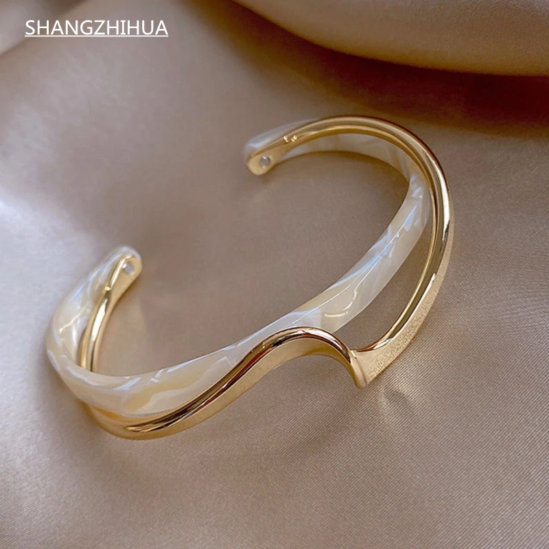 Bangle Simple White Shellfish Board Bend Metal Geometric Overlap Acetic Resin Open for Women Girls Jewellery 230424