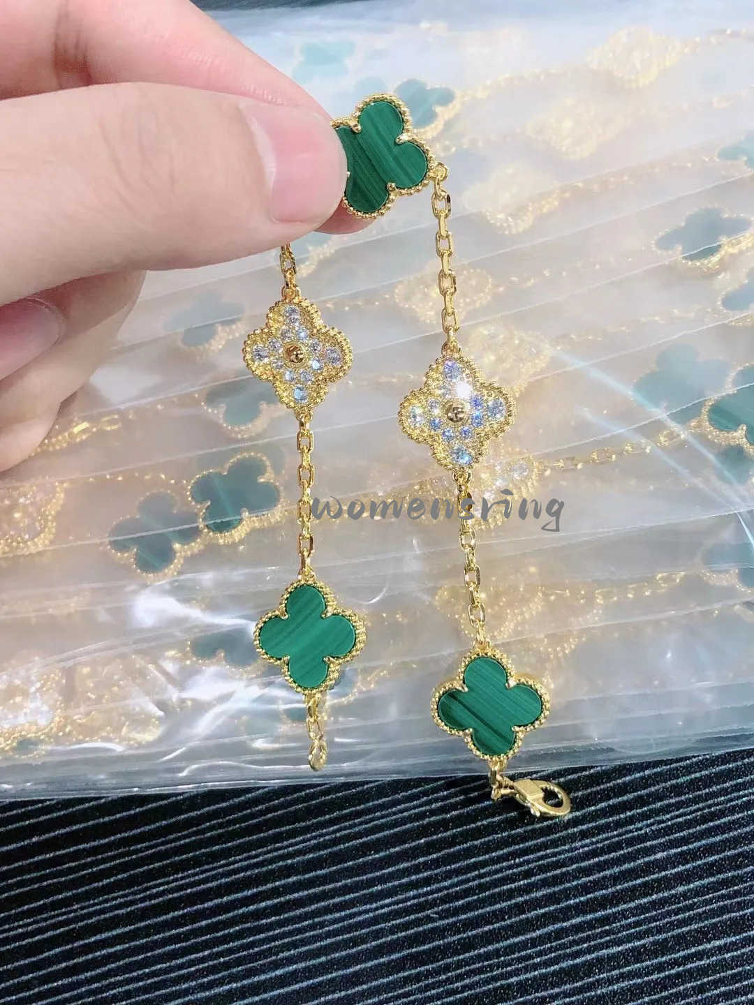 Luxury Clover chain Designer Bracelet Mother of Pearl 18K Gold Brand Love Bangle Charm Bracelets Shining Crystal Diamond Jewelry for women
Luxury Clover chain Designer Bracelet Mother of Pearl 18K Gold Brand Love Bangle Charm Bracelets Shining Crystal Diamond Jewelry for women