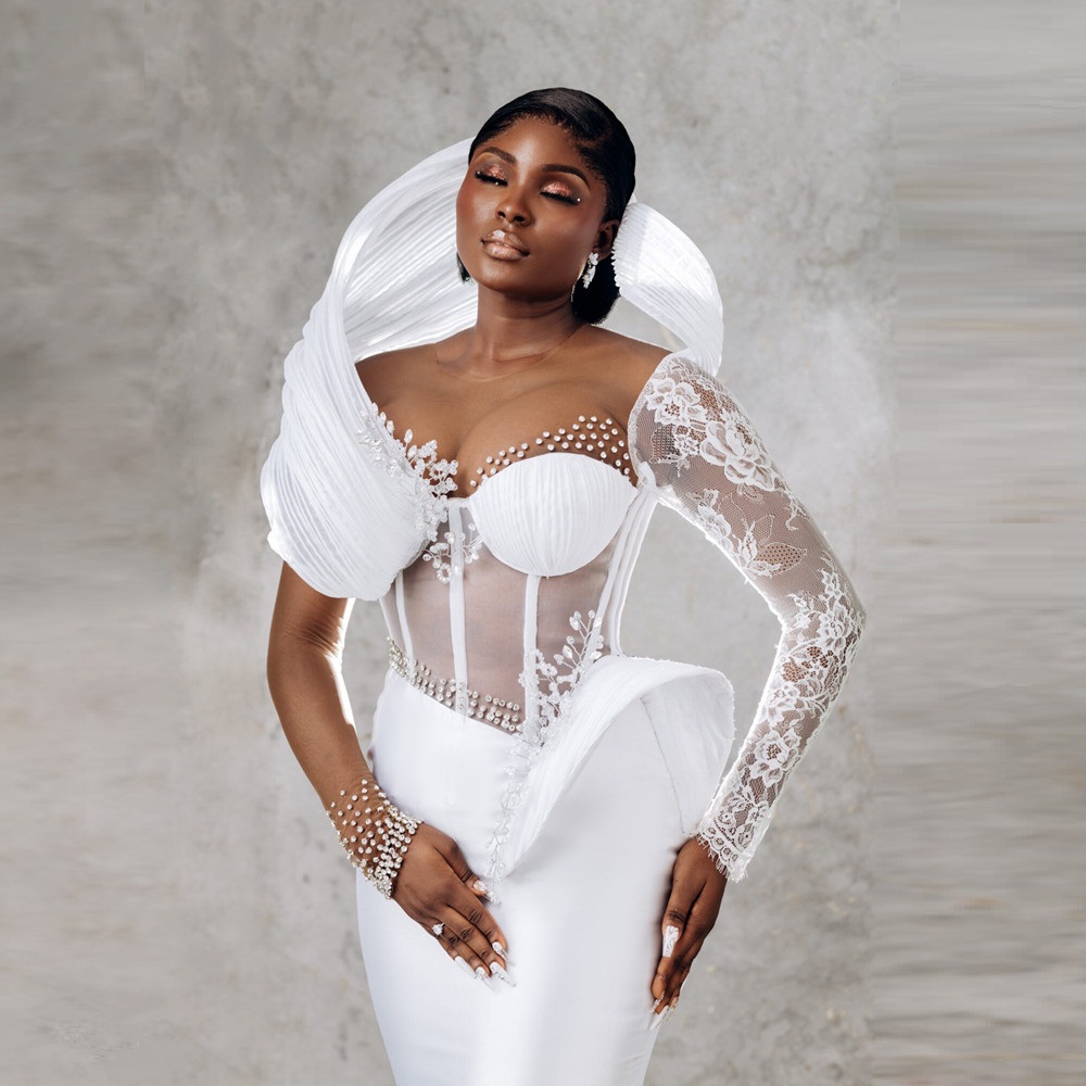 Vintage Long Sleeves Mermaid Wedding Dresses Appliqued Lace Button Tiered Ruffles Back Short Bridal Gowns Robe de Mariage