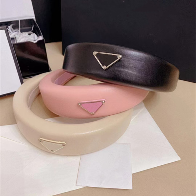 With BOX 3Colors High Skull Designers Headbands Triangle Fashion P-Letter Leather Headband Women Classic Hairband With Stamp Hair Accessories
With BOX 3Colors High Skull Designers Headbands Triangle Fashion P-Letter Leather Headband Women Classic Hairband With Stamp Hair Accessories
