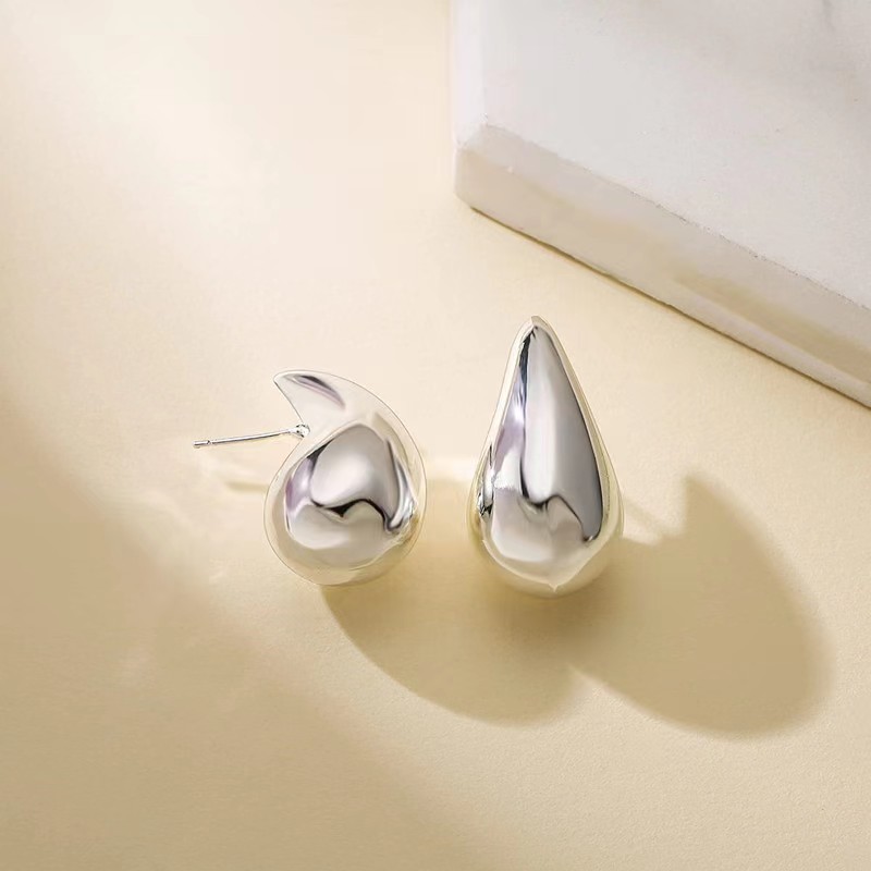 Charm Women's Earrings Light Luxury Stainless Steel Hollow Water Drop Anti Sensitive Gold Plated Earrings
Charm Women's Earrings Light Luxury Stainless Steel Hollow Water Drop Anti Sensitive Gold Plated Earrings