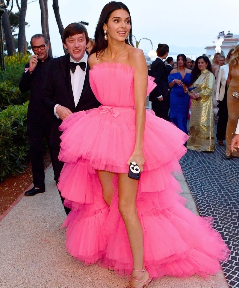 2024 New Short Front Long Back Celebrity Prom Dress Strapless Pink Tiered Tulle Evening Party Gowns Princess Graduation Wear Abendkleider Robe De Soir