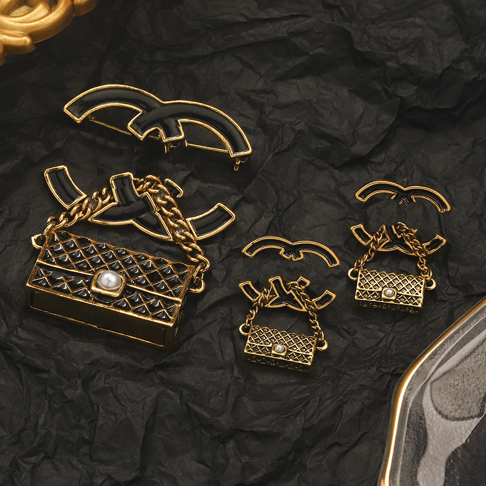 Luxury Bag Pearl Stud Earrings Fashion Black Chain Charm Earrings 18K Gold Jewelry Design for Women Couple Gifts Love Earrings 2023 Jewelry Wholesale
Luxury Bag Pearl Stud Earrings Fashion Black Chain Charm Earrings 18K Gold Jewelry Design for Women Couple Gifts Love Earrings 2023 Jewelry Wholesale