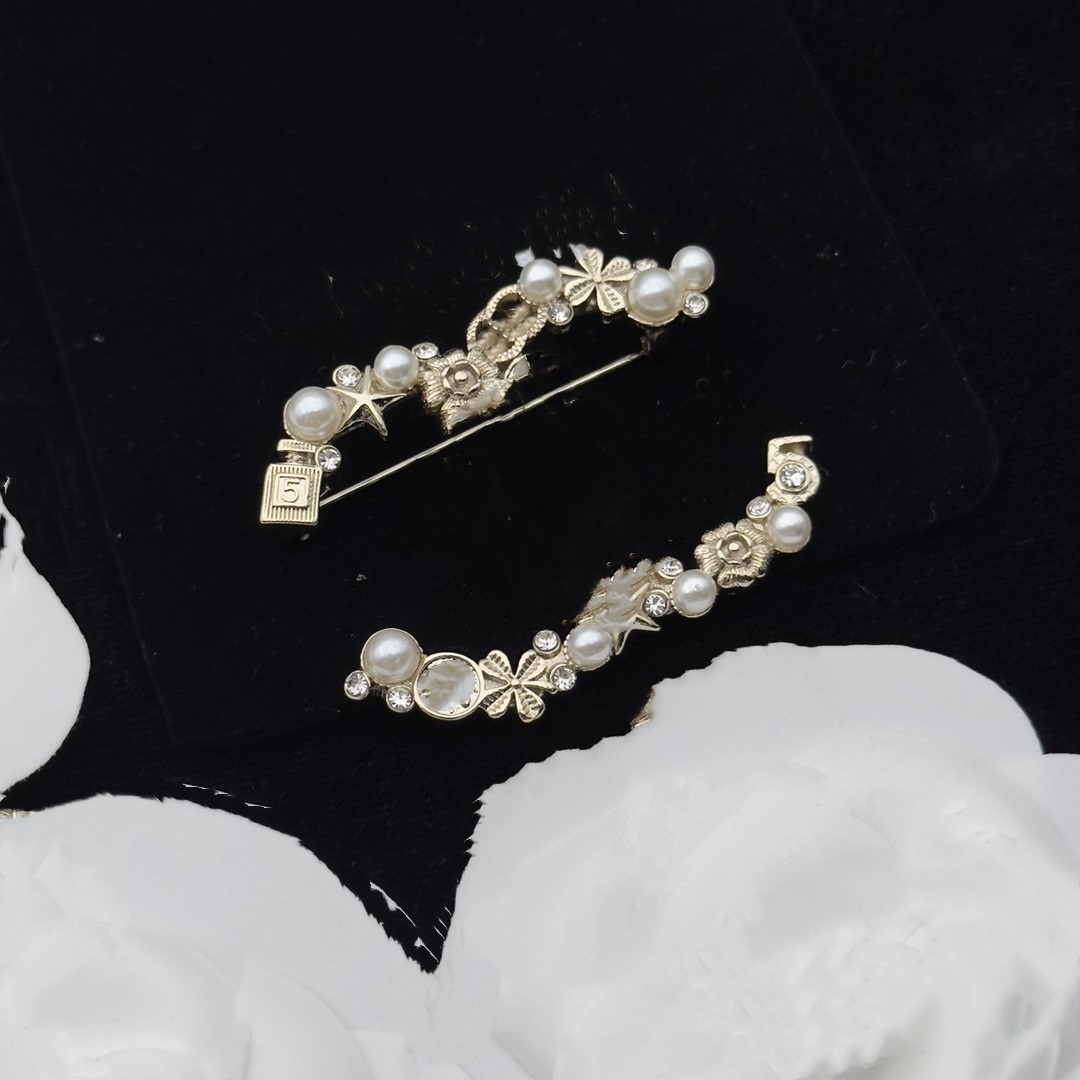High Fashion elegant Luxury Brand Designer Pins the Letter ccity Brooches Women channel Cape Buckle Brooch Suit Pin Wedding Party Jewelry Accessories Gifts kx9e
High Fashion elegant Luxury Brand Designer Pins the Letter ccity Brooches Women channel Cape Buckle Brooch Suit Pin Wedding Party Jewelry Accessories Gifts kx9e