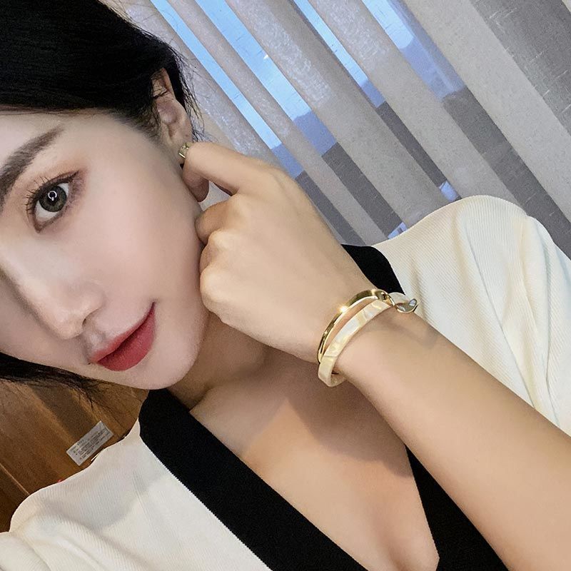 Bangle Simple White Shellfish Board Bend Metal Geometric Overlap Acetic Resin Open for Women Girls Jewellery 230424