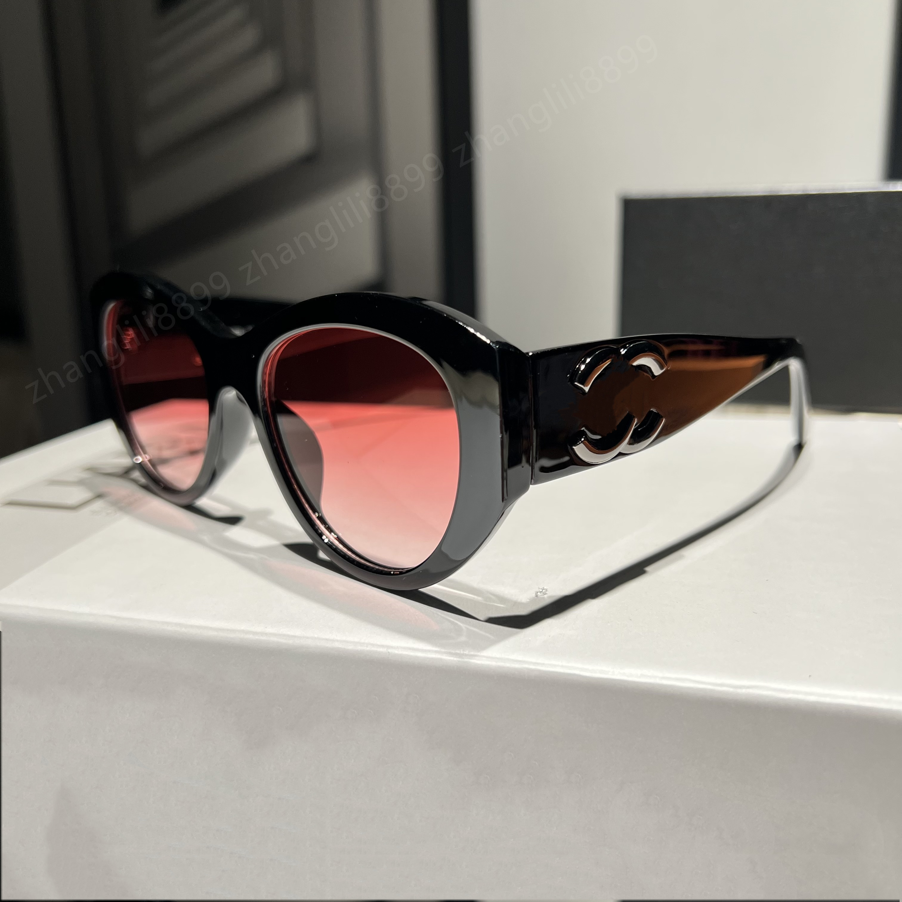 Fashion Luxury designer Sunglasses For Women Summer style Round Anti-Ultraviolet Retro Shield lens Plate Oval full frame fashion Eyeglasses Random Box
Fashion Luxury designer Sunglasses For Women Summer style Round Anti-Ultraviolet Retro Shield lens Plate Oval full frame fashion Eyeglasses Random Box