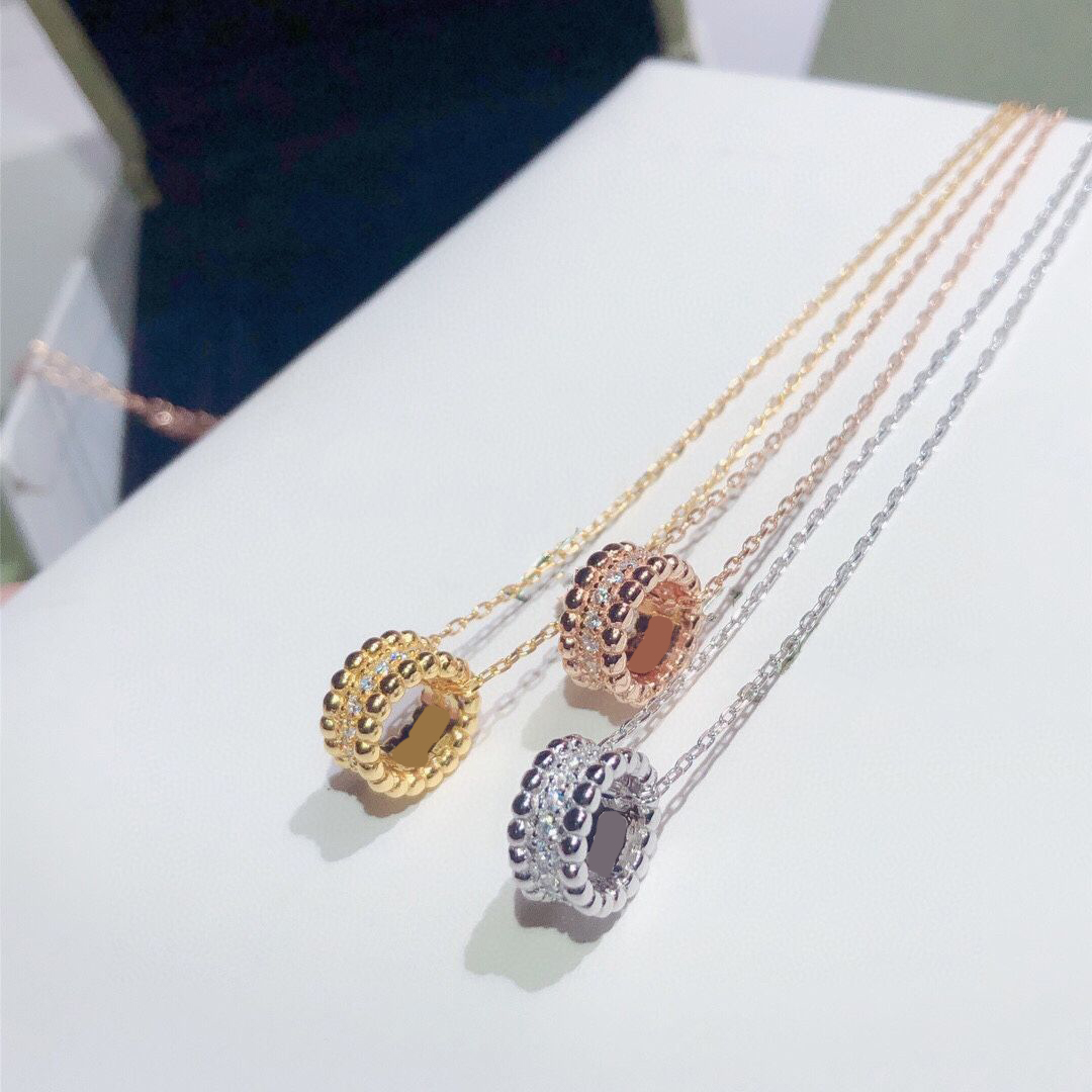 Designer Necklace Women Classic Designers Luxury Cylinder Diamond Pendant Necklaces for lady Jewelry High Quality
Designer Necklace Women Classic Designers Luxury Cylinder Diamond Pendant Necklaces for lady Jewelry High Quality