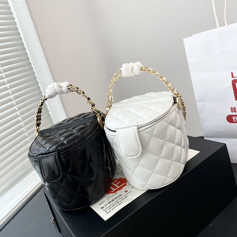 Spring Bucket 2023 Bags Designers Women Bag Handbag Luxurys Handbags Fashion Ladies Shoulder Bag Patent Leather Diamond Evening Cross Body 2 Color 18 12 11cm, Black 18x12x11cm
Spring Bucket 2023 Bags Designers Women Bag Handbag Luxurys Handbags Fashion Ladies Shoulder Bag Patent Leather Diamond Evening Cross Body 2 Color 18 12 11cm, Black 18x12x11cm