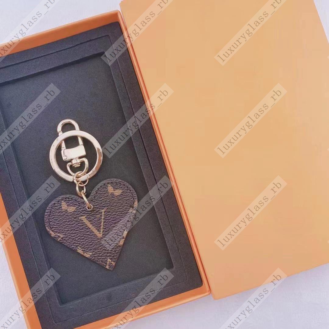 Designer Brand Keychain Key Chain Men Luxury Heart-shaped Car Keyring Women Fashion Bee Buckle Keychains Handmade Leather Bags Pendant Accessories