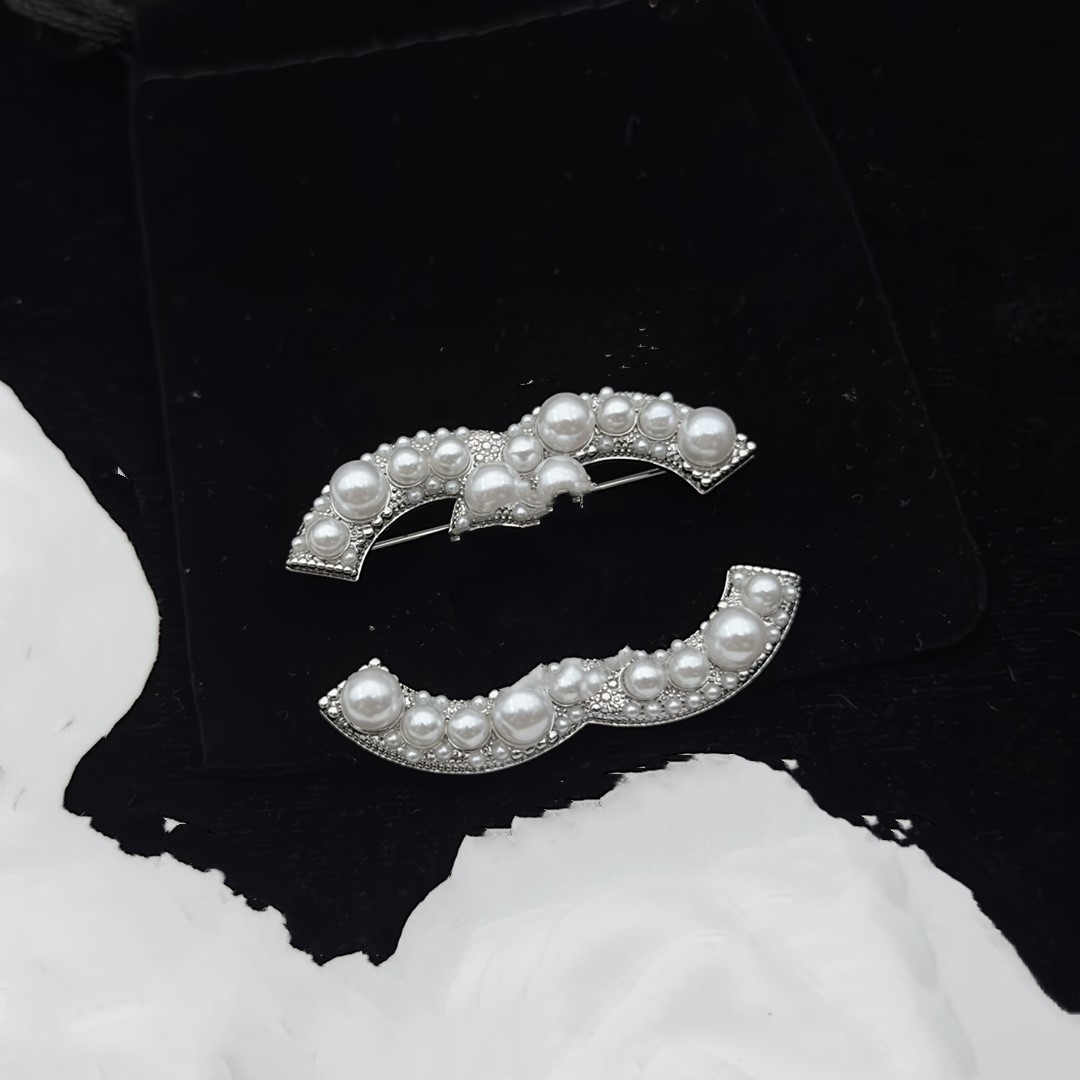 Top Luxury Brand elegant Designer Double Letter ccity Pins Brooches Women Cape Buckle Brooch Suit channel Pin Wedding Party Jewerlry Accessories Gifts kx9C
Top Luxury Brand elegant Designer Double Letter ccity Pins Brooches Women Cape Buckle Brooch Suit channel Pin Wedding Party Jewerlry Accessories Gifts kx9C