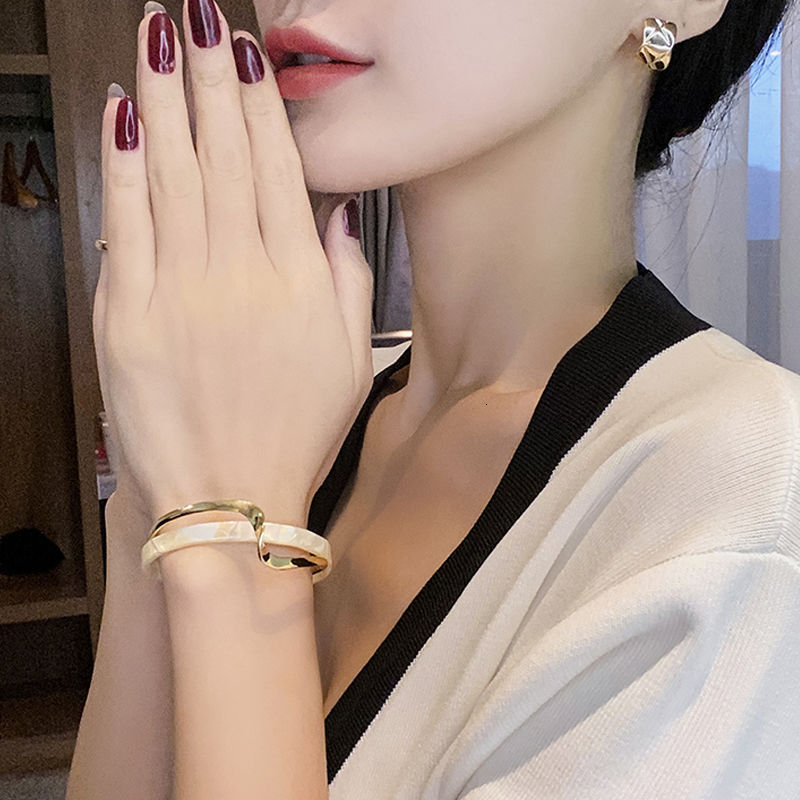 Bangle Simple White Shellfish Board Bend Metal Geometric Overlap Acetic Resin Open for Women Girls Jewellery 230424